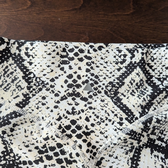 Vitality Snake Print Kingdom Collection Leggings Small EUC - Picture 5 of 5